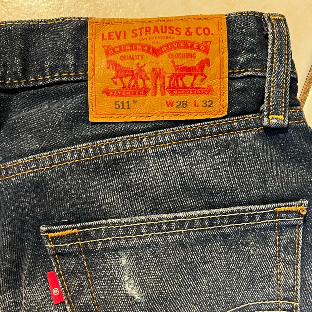 Distressed Ripped Levi's Jeans - Picture 3 of 3